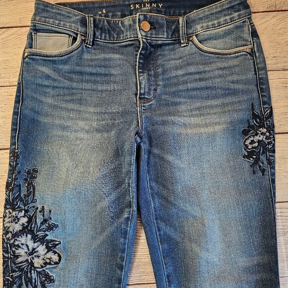 WHBM Blue Skinny Crop Jeans Size 4, blue floral accent - Picture 4 of 11